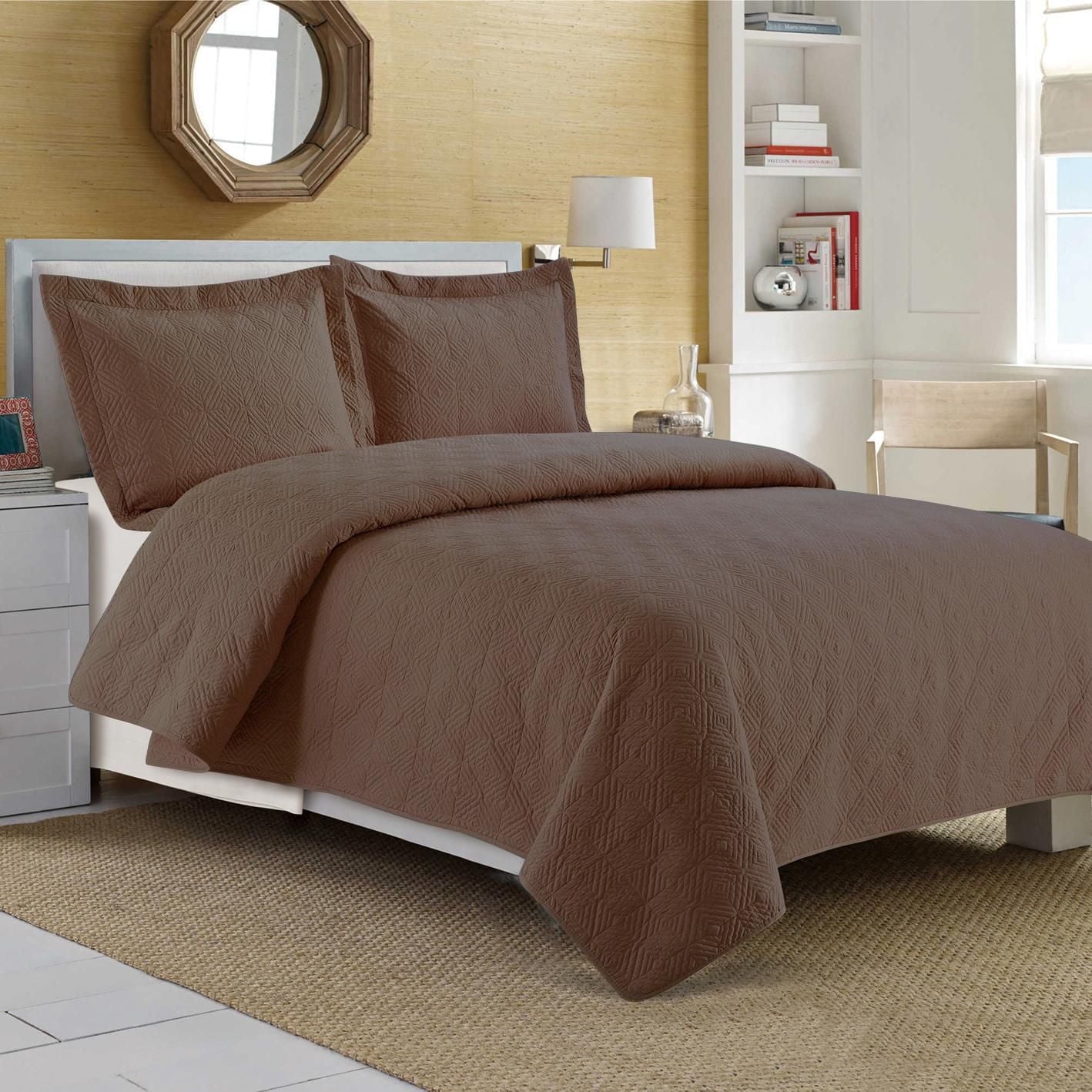 Queen sized Johnson Home Cotton Quilt Set in Diamond Chocolate